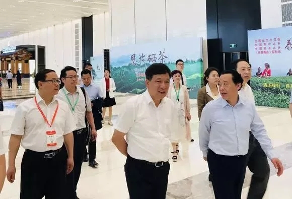第二届中国国际茶叶博览会国际馆迎来农业农村部副部长屈冬玉等领导一行巡馆